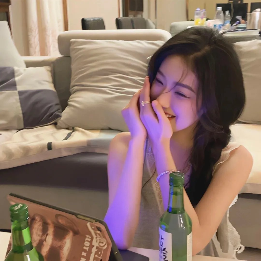 黑料吃瓜王 - 某顶流男星被曝与经纪人隐婚三年，女方已孕